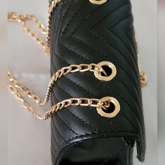 I ▪︎ T Crossbody bag  . - Picture 3 of 10